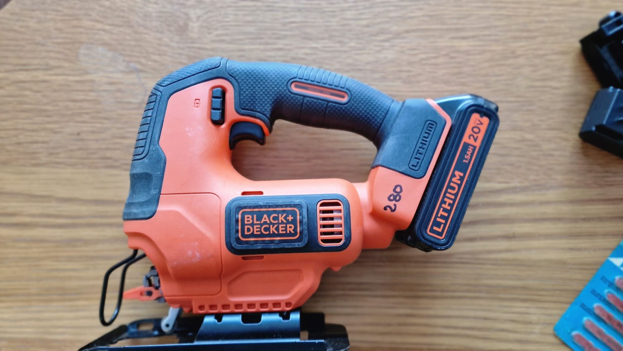 Ferăstrău pendular Black and Decker 20V