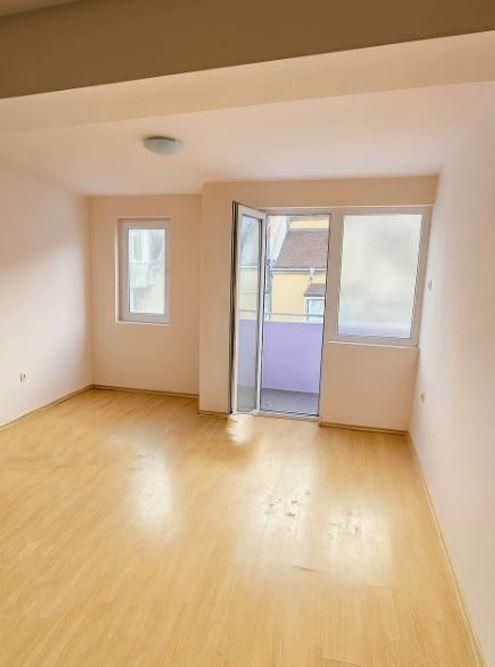 Тристаен апартамент в района на Колхозен пазар!