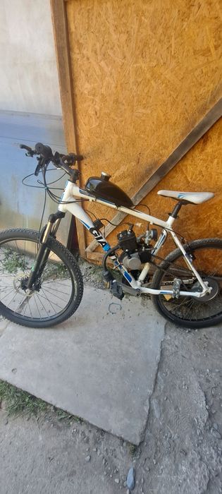 Vind bicicleta cu motor