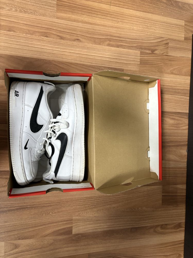 Nike Air Force 1 ’07 – Бели с черно лого | Стилни и удобни!
