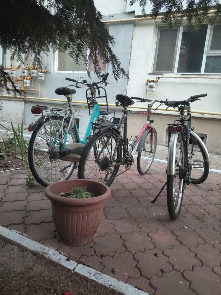 Vind trei biciclete stare f buna preț 350 lei