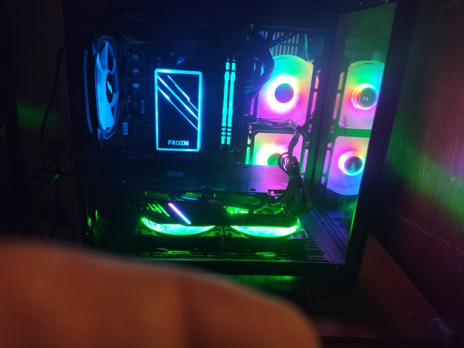 Pc (Rz 5 5500, 16 gbddr4 3200 mhz,  Rx 5700, SSD 500gb )