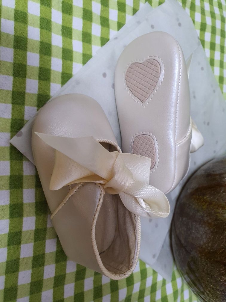 Pantofi papuci balerini 6-9 luni marime 18 bebe fetita Mayoral sampani