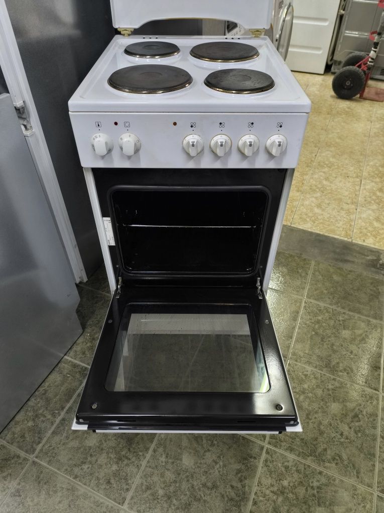 Свободнстояща печка с чугунуни котлони. Gorenje