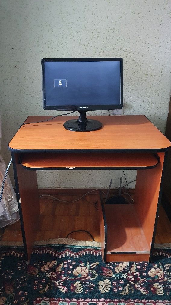 Стол для компьютера, монитор