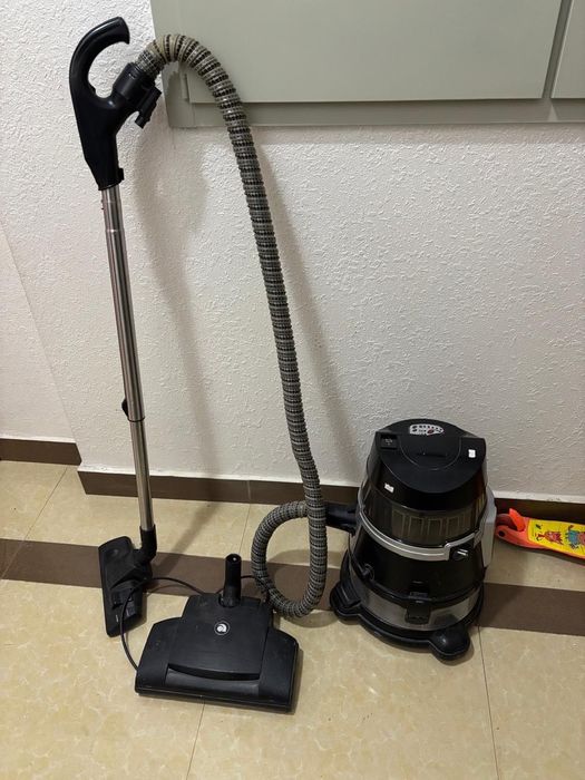 Пылесос большой б/у.