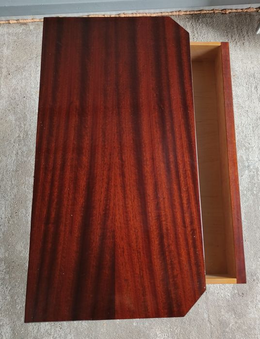 3917 Помощна маса с месингови елементи