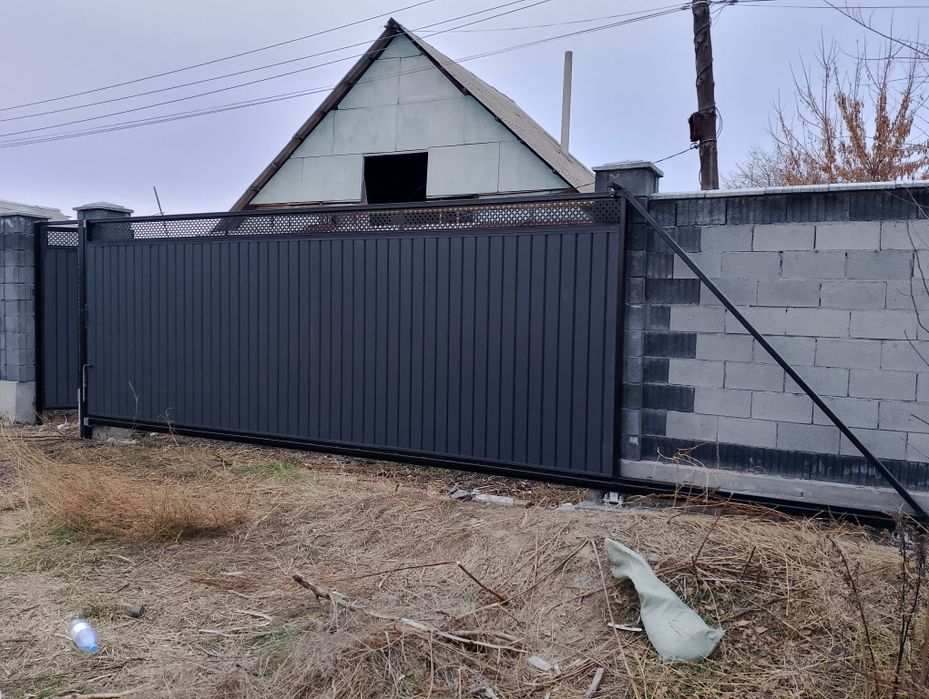 Откатные ворота на роликах, с прочным  каркасом.