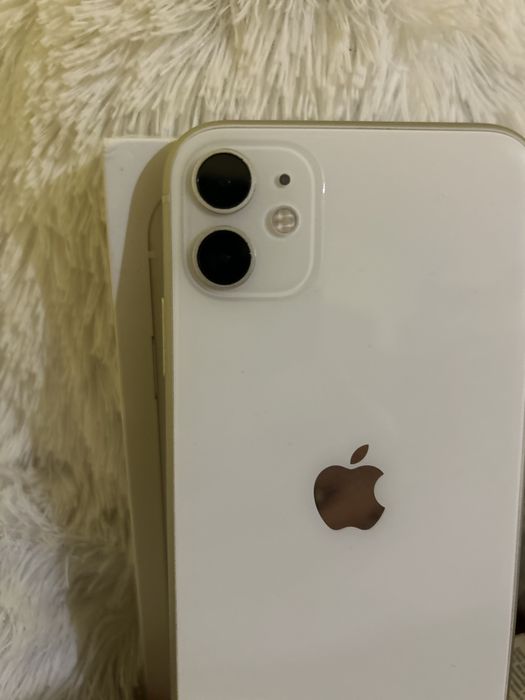 Vand iPhone 11 in stare impecabila , folosit inca de la inceput cu hus