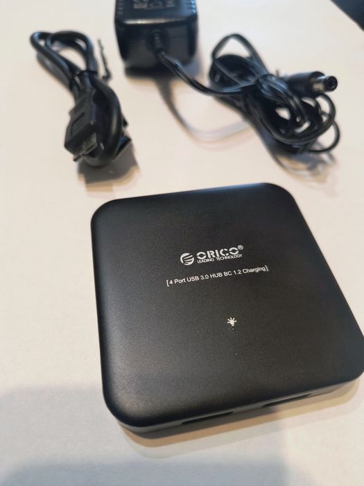 Hub ORICO smart cu 4 port USB 3.0 suport BC 1.2 charger.