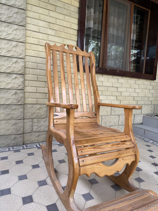 Kreslo-kachalka iz derevo