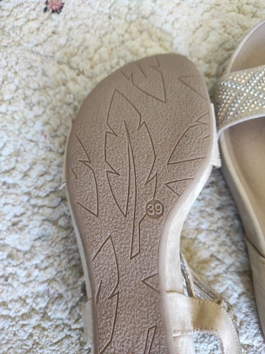 Sandale noi.Model plăcut.