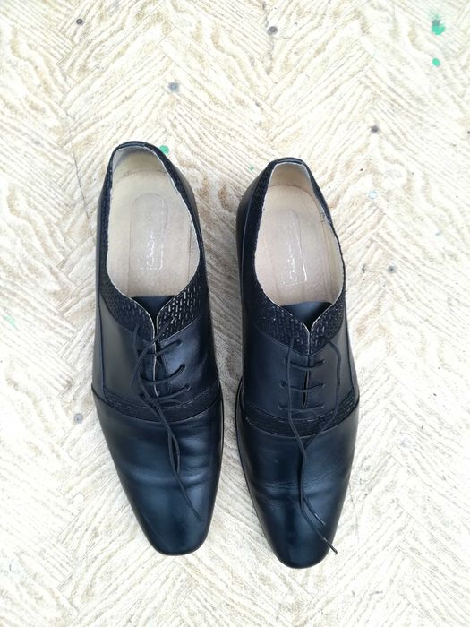 Pantofi marimea 44 de firma aproape noi pret 70 ron