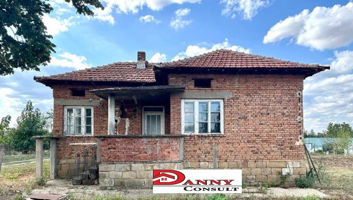 Едноетажна къща с 4290 кв.м. двор в с. Козаревец