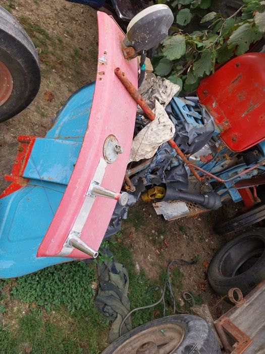 Vând tractoraș hinomoto e18 pentru dezmembrat