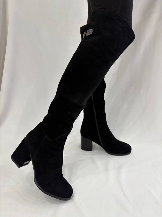 Продам новые замшевые сапоги 38р