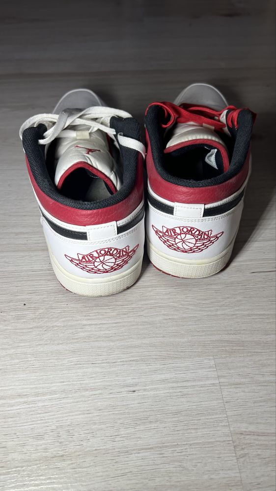 Jordan 1 low white university red нови
