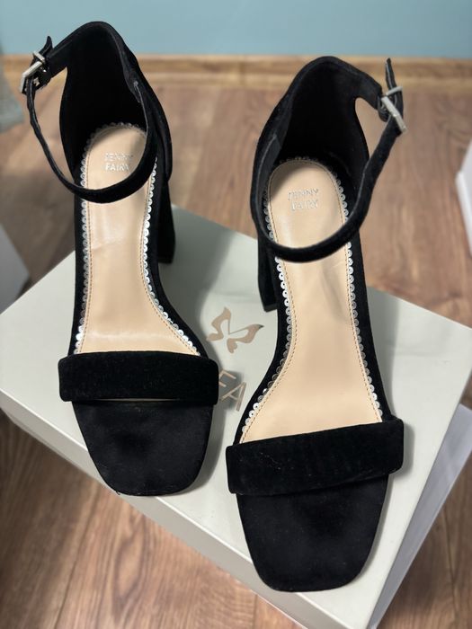 Черни велурени сандали на ток