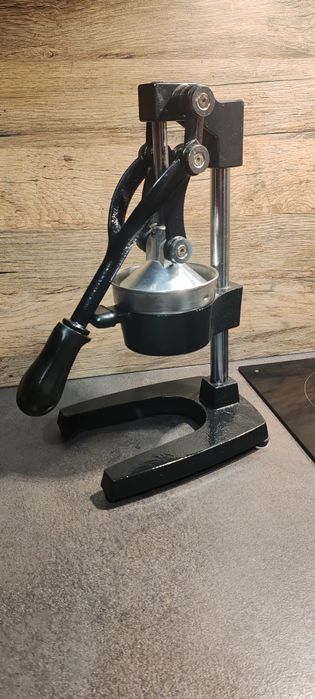 Vând storcător de fructe/presă NOU