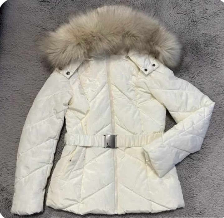 Бяло яке Guess с коланче и пух