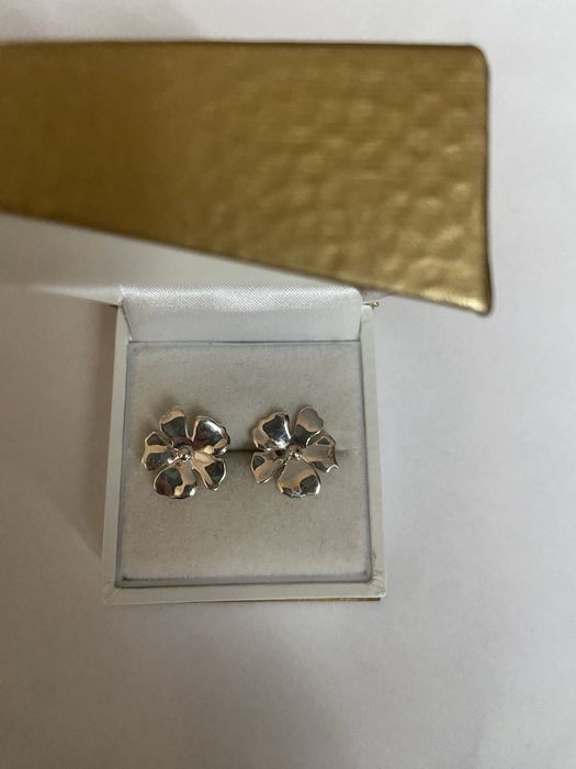 Cercei din argint in forma de floare
