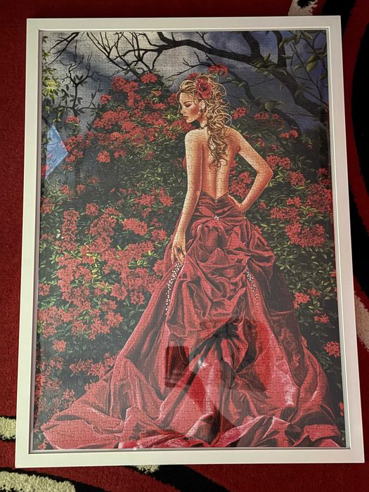 Puzzle 70 cm x 50 cm. Lady in red.