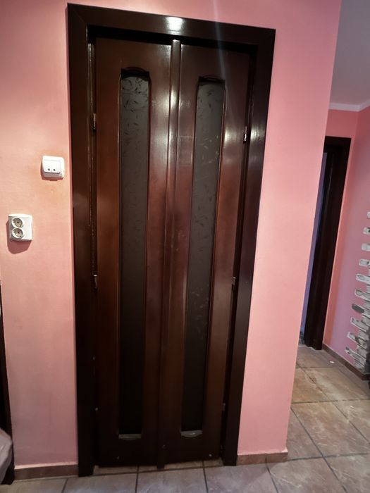 Usi din lemn masiv