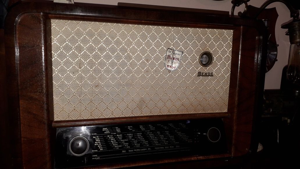Radio vechi  pe lampi