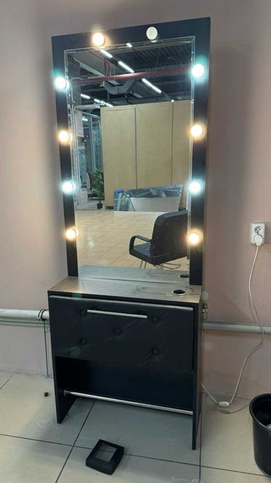 Кресло, Зеркало с лампами, Помощник для парикмахера.