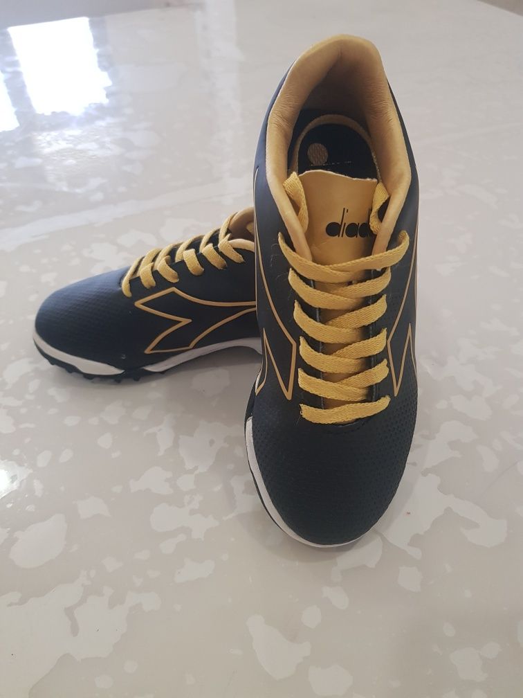 Детски бутонки diadora