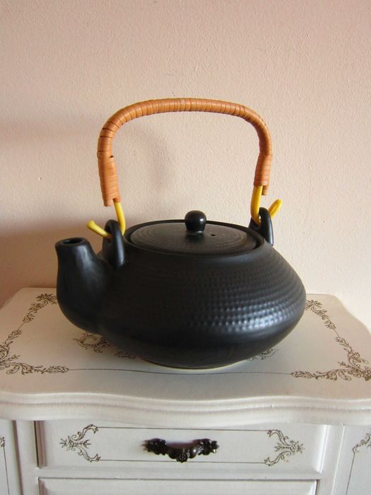 cadou rar Ceainic japonez mic din portelan colectie anii 1980