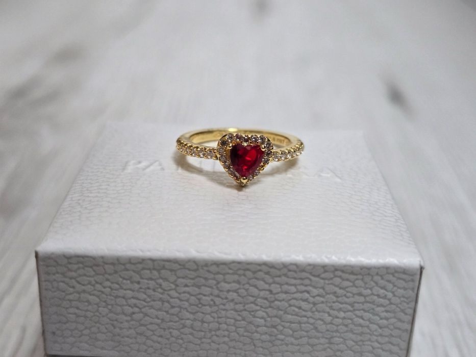 Inel Pandora gold inima rosie