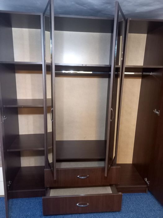 Dulap Nefmob cu 4 uși ,2 sertarele plus 2 oglinzi .  Dimensiuni 200 /