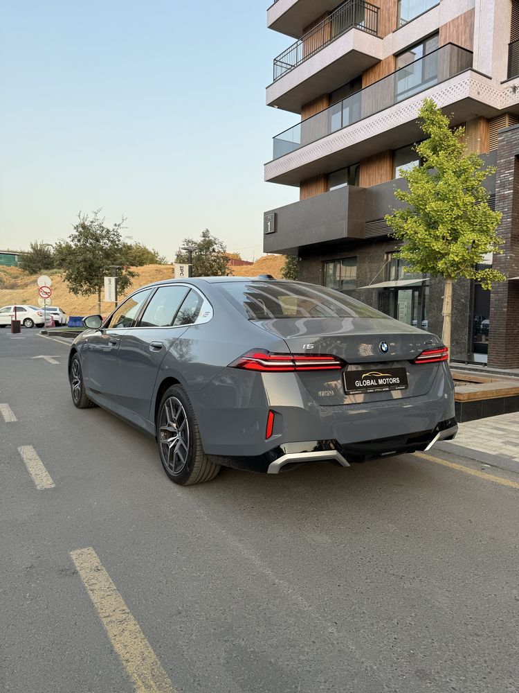 Bmw i5 35L notarius