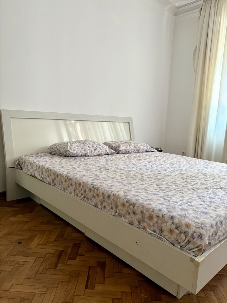 Спалня с матрак и две нощни шкафчета
