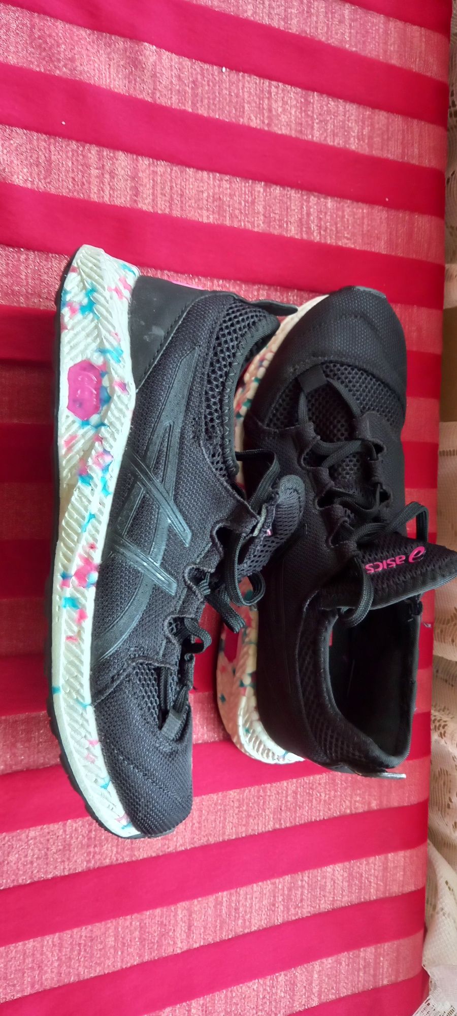 100 lei Adidasi Asics nr 37,5