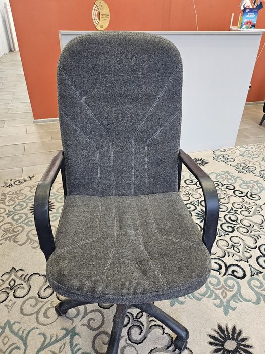 Продам офисные кресла