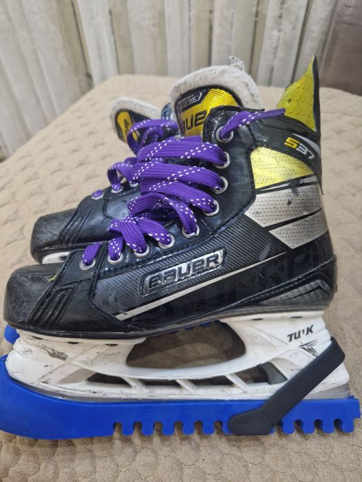 Продам коньки Bauer Supreme S37 с запасными лезвиями и шорты