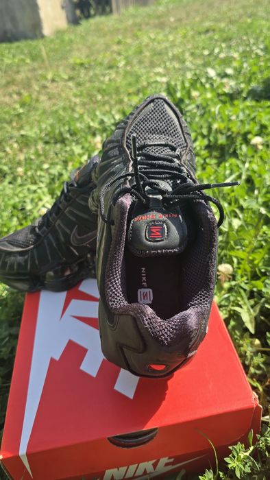 Vând Nike Shox pe culoarea neagra