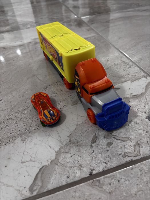 Детско камионче с колича Hot Wheels