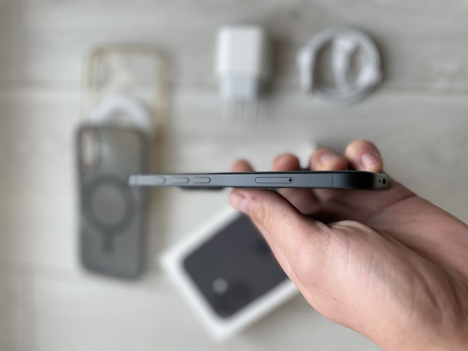 • Iphone 16 black  •  BATERIE 100% •