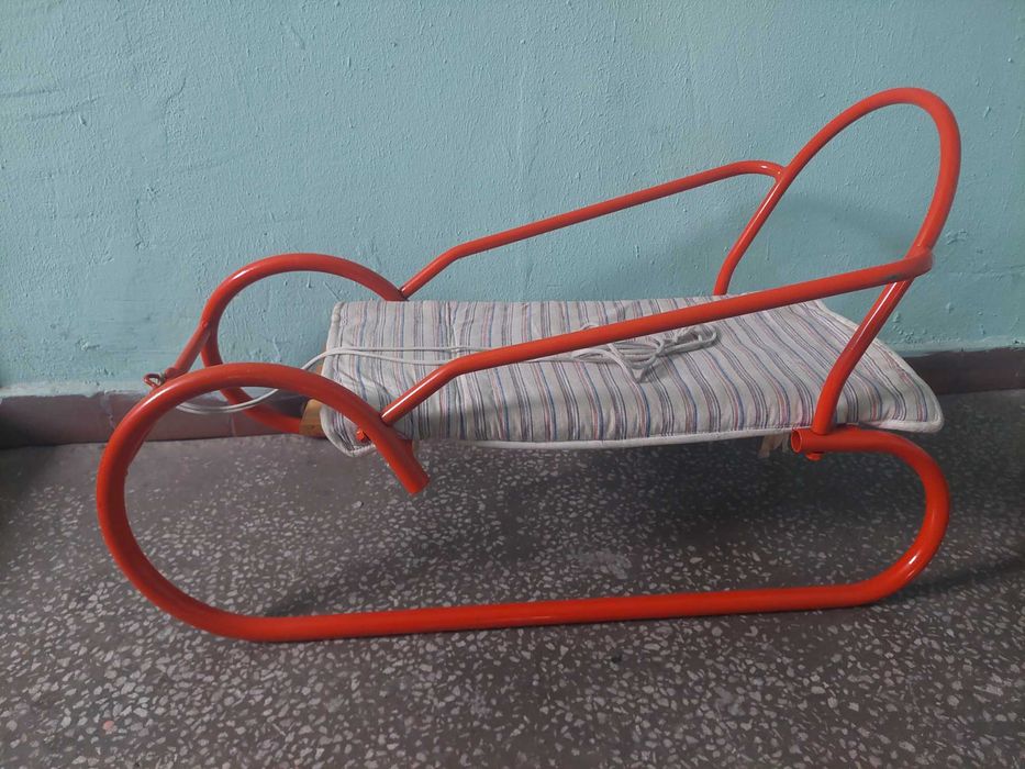 Метална шейна с дървена седалка