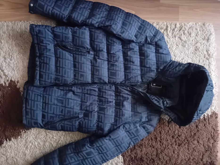 Оригинално мъжко яке на Guess m размер