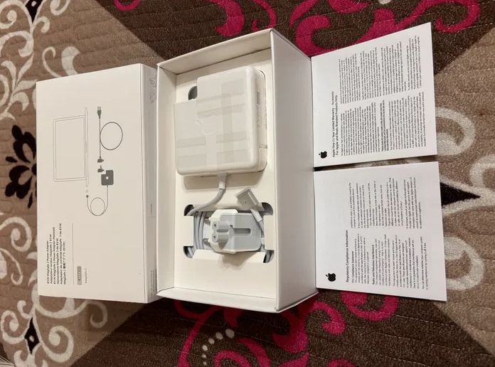 - от MacBook 45W - зарядка, блок питания, щнур для макбука.