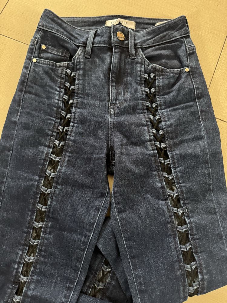 Дънки на марката Guess
