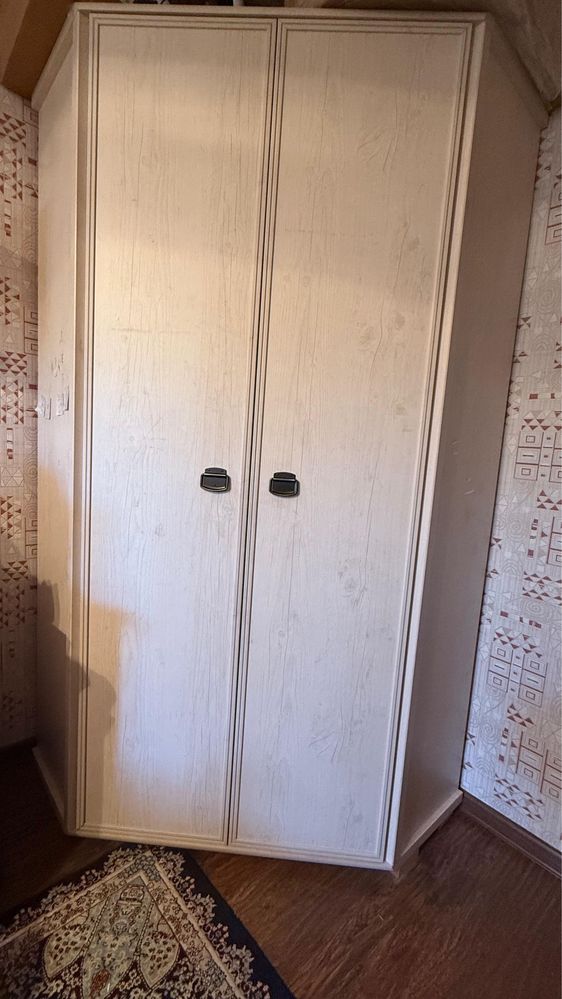 Продам шкаф и стол