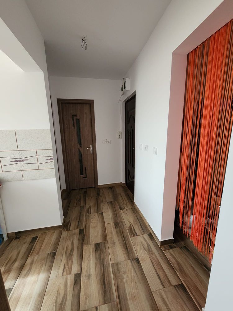 Vând apartament 2 camere,str Walter Mărăcineanu lângă Profi,renovat.