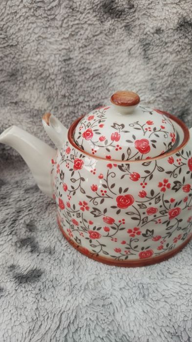 Порцеланов чайник и чаша с капак