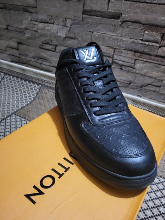 Кроссовкий LV новые носил один раз размер не подошёл, оказались больше