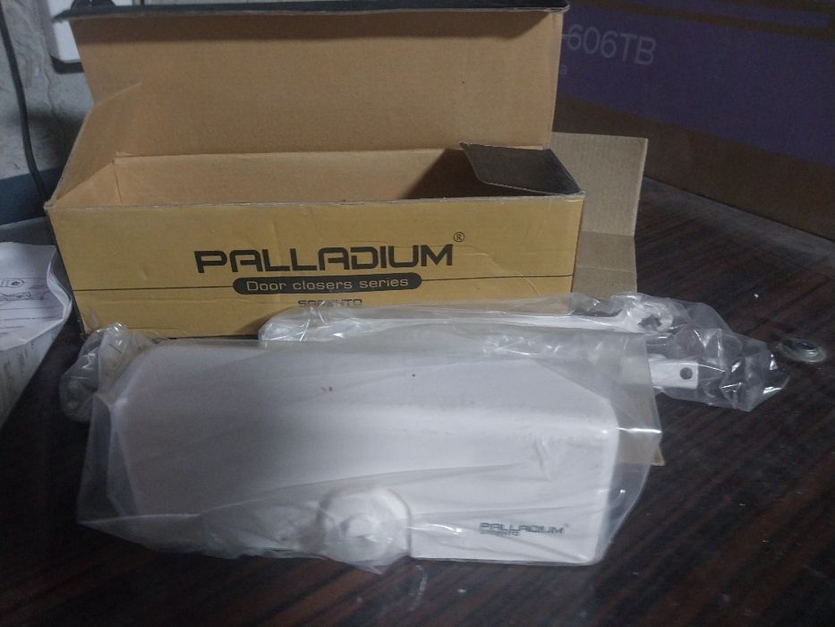 Дверной доводчик новый